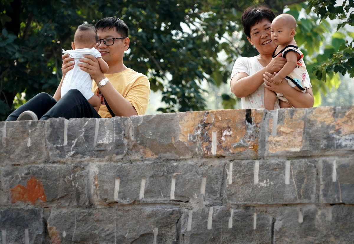 游客在大南坡村游玩（7月31日摄）。新华社记者 李安 摄