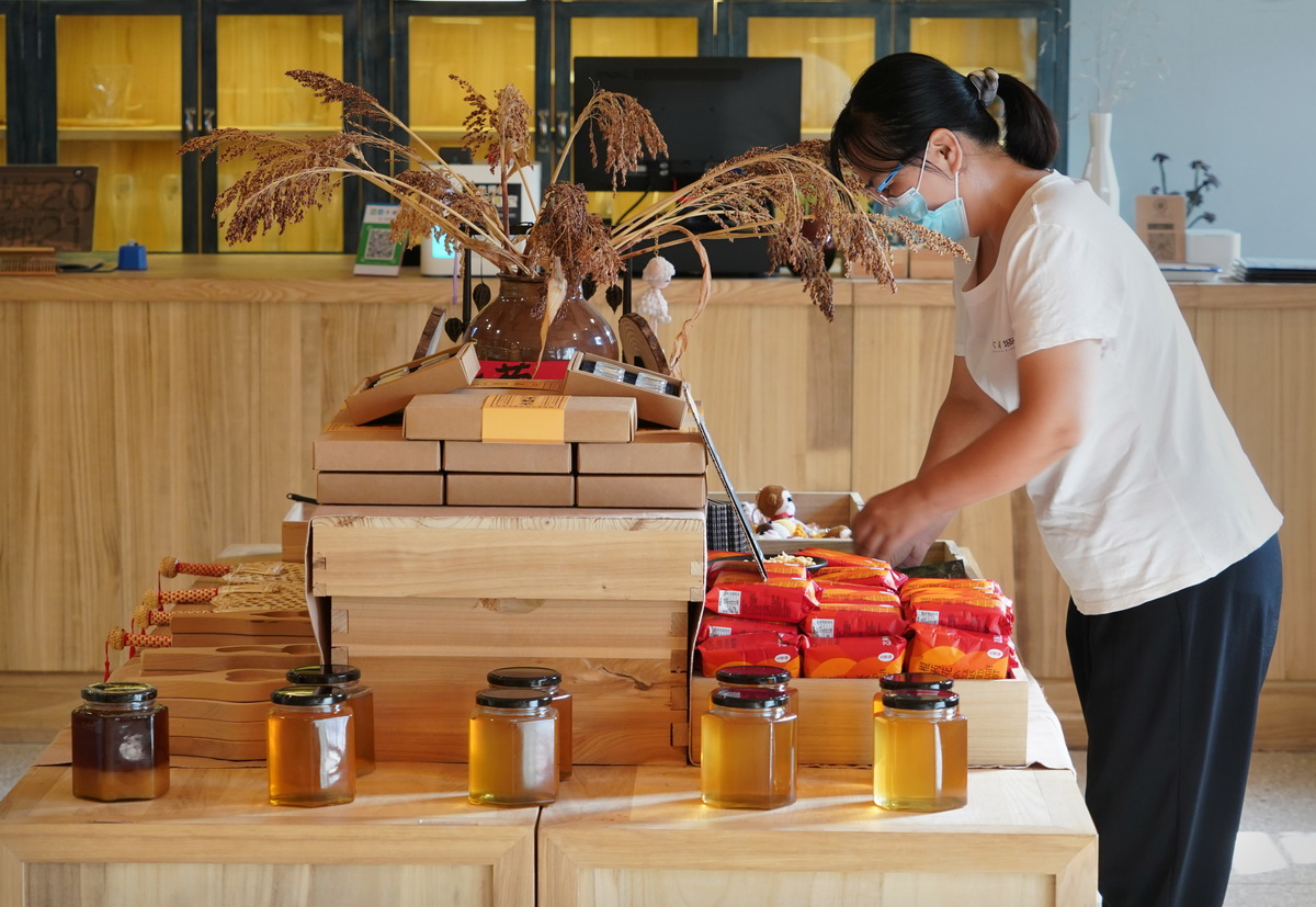 工作人员在大南坡村的商店内整理货品（7月31日摄）。新华社记者 李安 摄