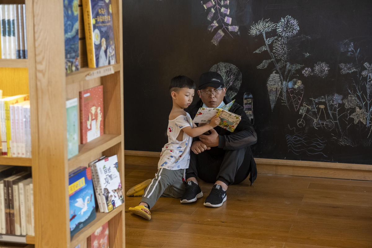 游客在大南坡村的书店内阅读（7月30日摄）。新华社记者 徐嘉懿 摄