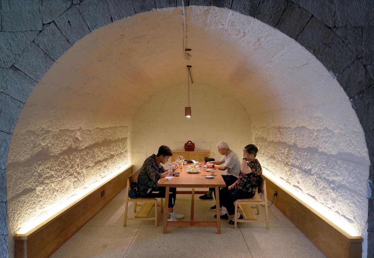 游客在大南坡村的一家餐馆吃饭（7月30日摄）。新华社记者 李安 摄