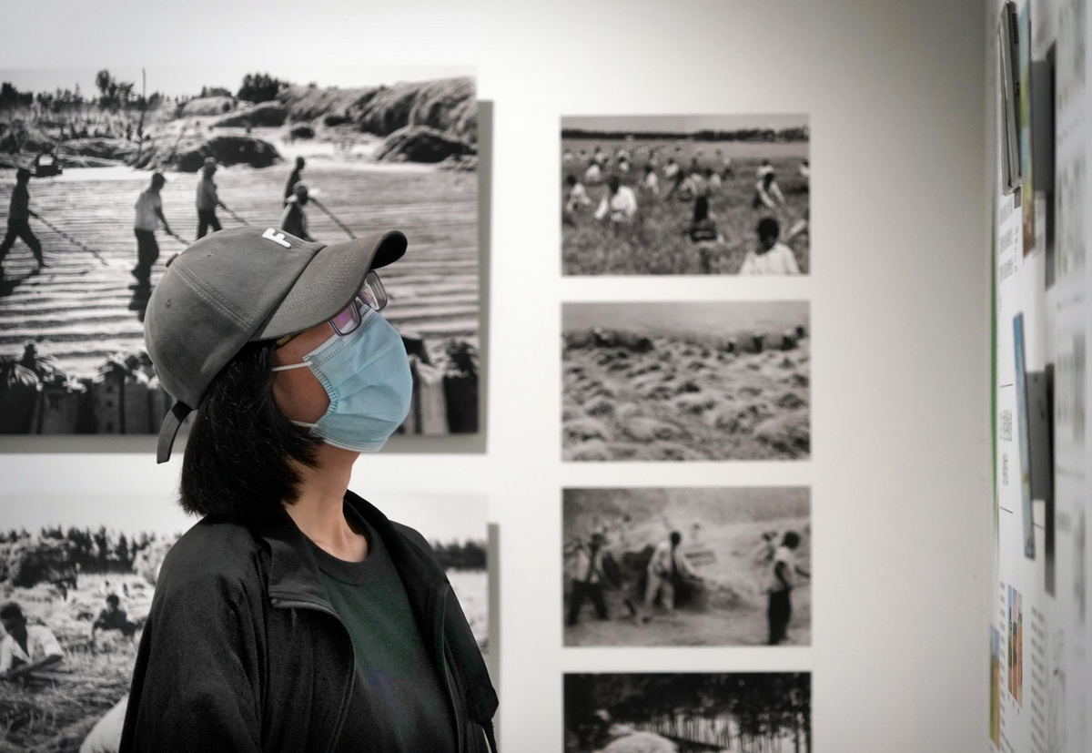 参观者在大南坡艺术中心观展（7月30日摄）。新华社记者 李安 摄