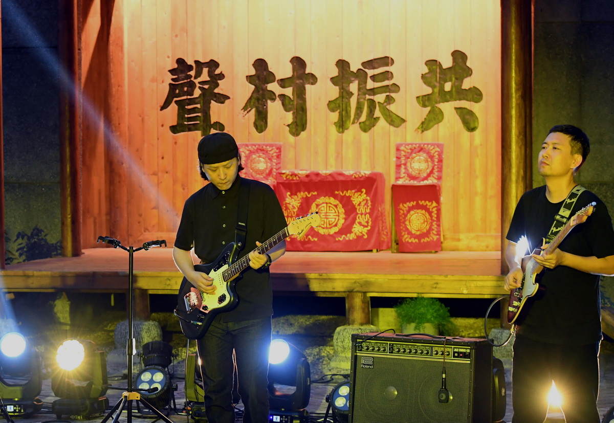 摇滚乐队成员在大南坡村表演（7月31日摄）。新华社记者 李安 摄