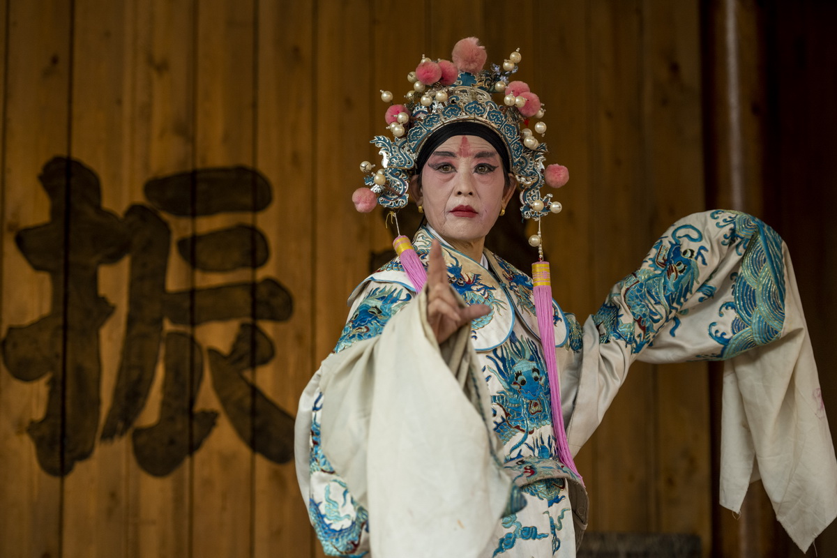 大南坡村怀梆剧团成员在舞台上彩排（7月31日摄）。新华社记者 徐嘉懿 摄