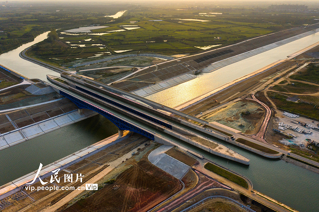 9月11日拍摄的安徽省肥西县高店镇境内的淠河总干渠世界跨度最大钢结构渡槽工程。