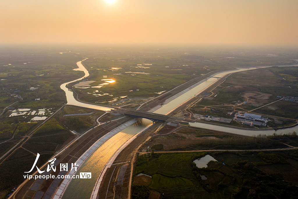 9月11日拍摄的安徽省肥西县高店镇境内的淠河总干渠世界跨度最大钢结构渡槽跨越引江济  淮工程全景。