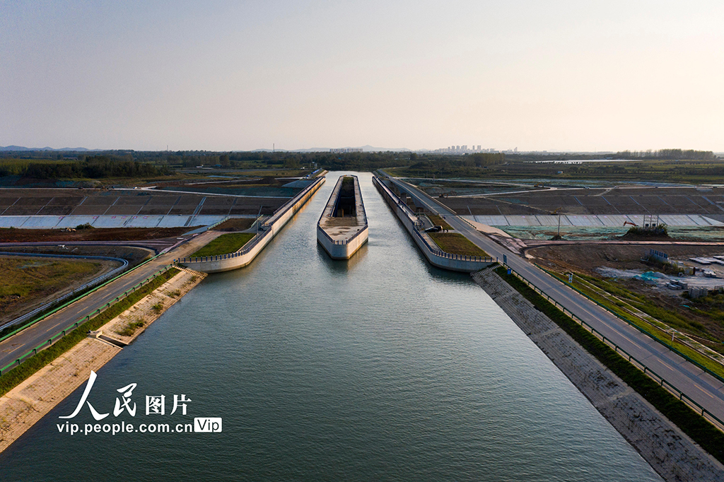 9月11日拍摄的安徽省肥西县高店镇境内的淠河总干渠世界跨度最大钢结构渡槽工程。