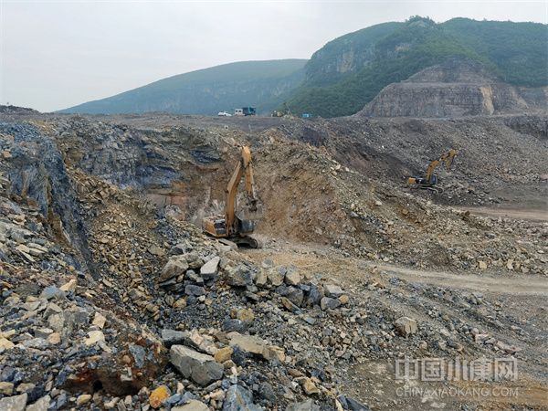 易县腾辉矿产建材有限公司挖掘机在现场作业。郭煦摄.jpg