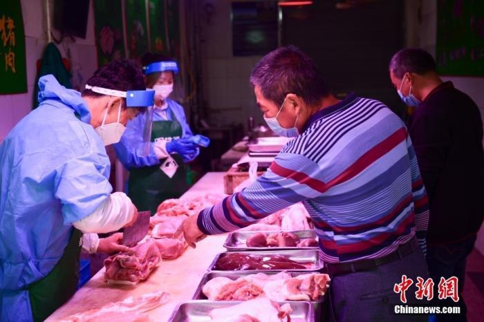 资料图：上海崇明，居民在庙镇集贸市场购买猪肉。 <a target='_blank' href='/'>中新社</a>记者 田雨昊 摄