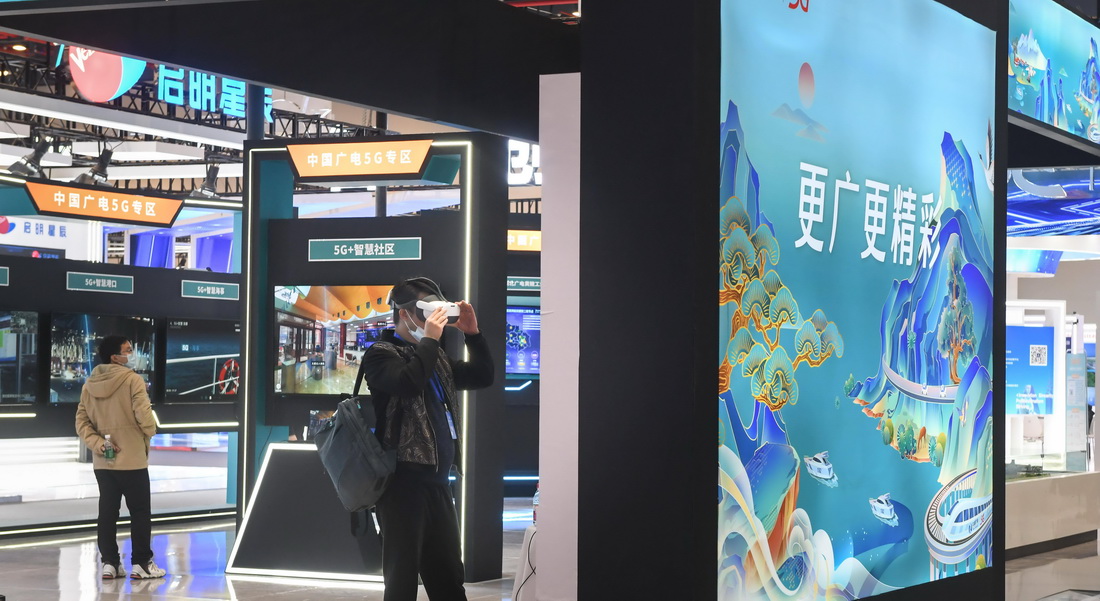 11月20日，参观者在“2022中国5G+工业互联网”成果展展厅参观。