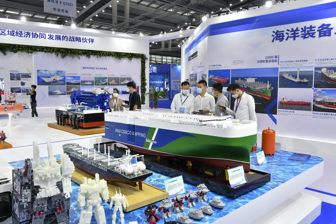 11月24日，观众在海博会现场观看中国船舶集团展出的船只模型。