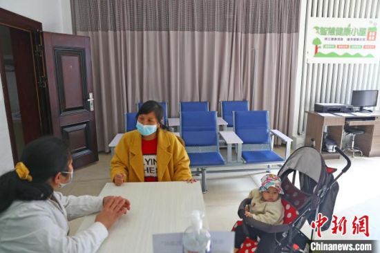 图为进顺村卫生所医生魏翠红(左)正在问诊就医的村民。　记者 刘占昆 摄