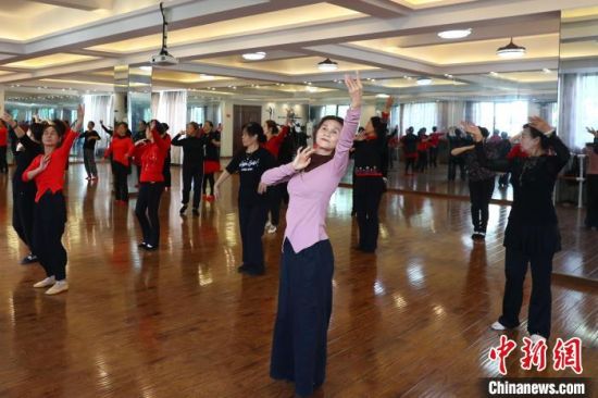 图为进顺村老年大学内正在学习舞蹈的老年人。　记者 刘占昆 摄