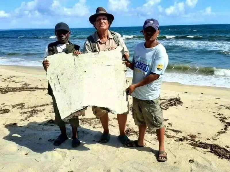 吉布森（中）和塔塔利（左）与他们找到的MH370关键碎片合影。图/受访者提供