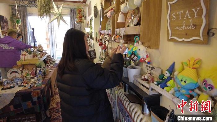 黄良新村里的特色“潮店”引来不少年轻人前来“打卡”。　党田野 摄