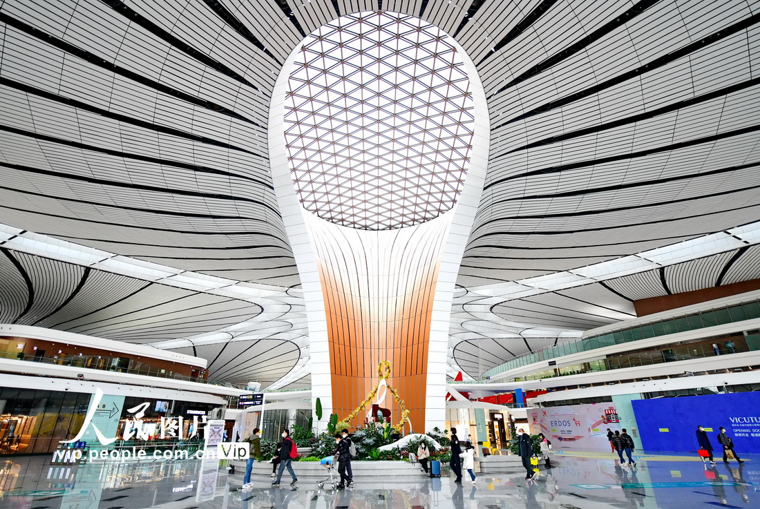 2023年1月7日，大兴国际机场航站楼国内出发层，乘客步行前往登机口。