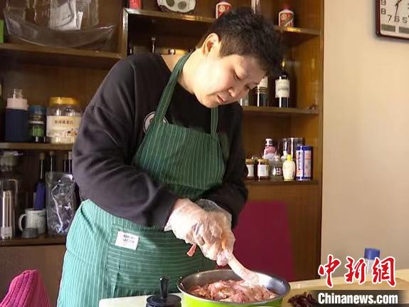 浙江“海宁媳妇”自制年货：腊肉里的家乡味道
