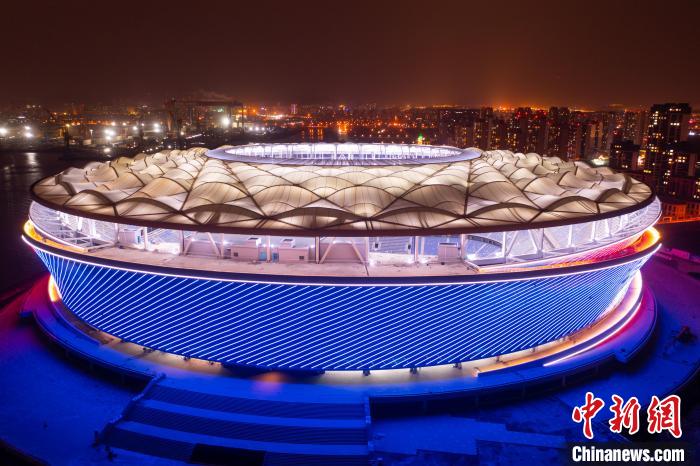辽宁大连：三面环海的海边足球场亮灯迎“小年”