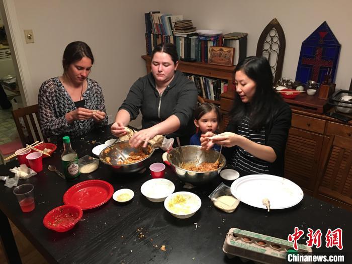 国际友人邀请宋默奇一起包饺子。 受访者供图 国际友人邀请宋默奇一起包饺子。 受访者供图