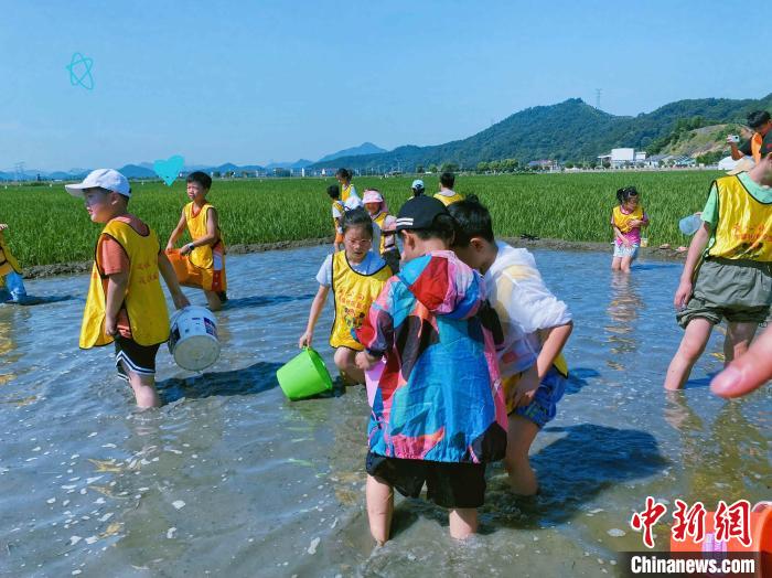 诸暨东盛社区的孩子们在杜黄新村开展农耕文化活动 周怀玉 摄