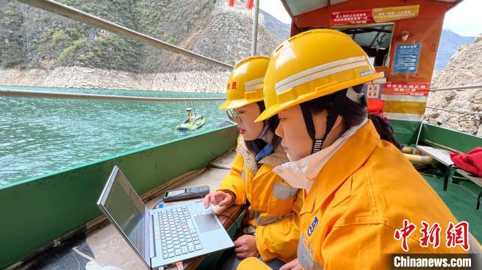 图为女子特检组成员利用无人船采集到的河床断面信息，做数据分析处理。　肖江川 摄