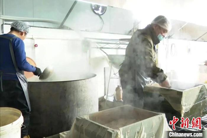 制作豆腐工艺讲究，需要经过选料、泡豆、磨豆等共9道工序。　长子县融媒体中心提供