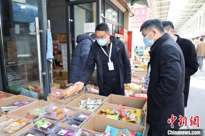 陈磊和同事们检查市场食品安全。　受访者 供图