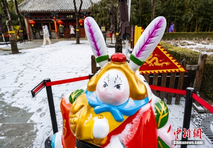 图为景山公园内雪地中的一尊兔儿爷雕塑。 <a target='_blank' href='/'>中新社</a>记者 侯宇 摄