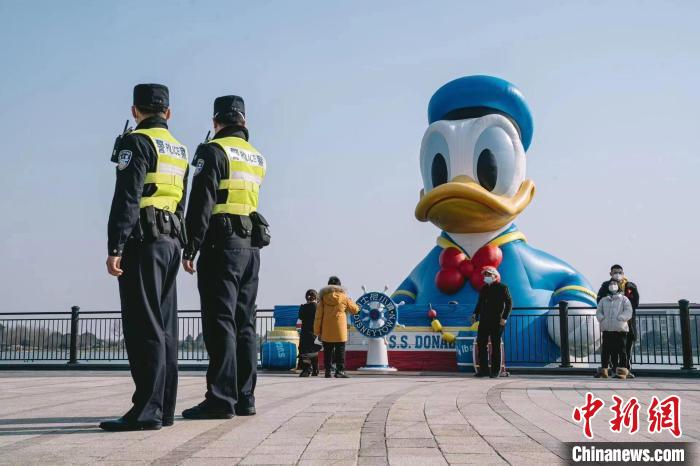 （新春走基层）上海国际旅游度假区里的“小迪警官”：与这片“梦幻乐土”共成长