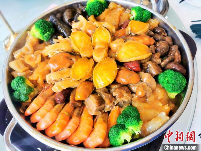 新春大盆菜，成为近年台山人开年饭的优选之一，寓意着新的一年赚得“盆满钵满”。　李晓春 摄