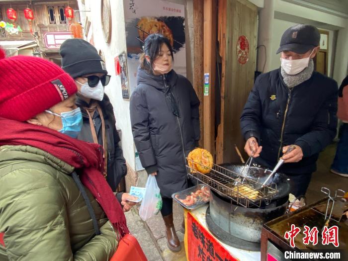 游客购买虾饼。　林波 摄