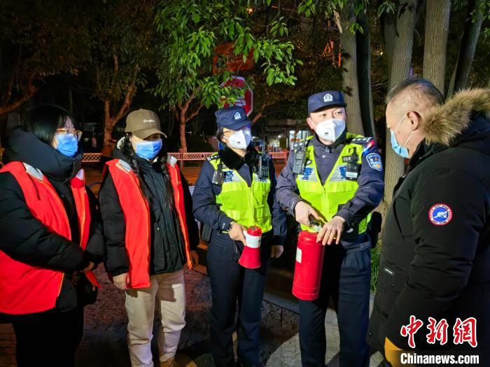 25日夜间至26日早晨，上海警方组织1.8万余名警力，与15万名平安志愿者一同严管烟花爆竹燃放。　上海市公安局浦东分局供图