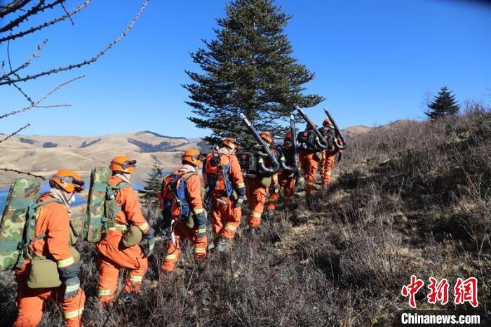 凉山木里森林消防大队森林消防员们在山间开展巡护。　樊文渊 摄