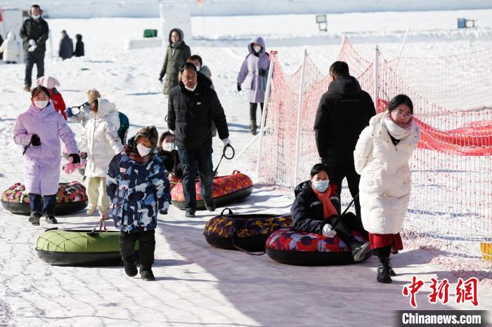 游客在哈密市巴里坤哈萨克自治县蒲类海滑雪场体验滑雪圈。　达吾提·热夏提 摄