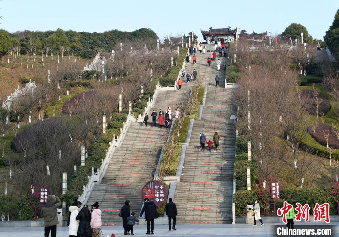 游客在江西九江南山公园游览。　胡国林 摄