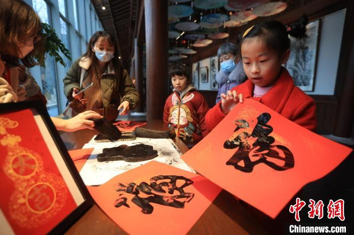 南京鼓励引导平台、商户推出形式多样的优惠让利活动,充分激发民众购书、观展、观影、观剧等文旅消费需求。 泱波 摄 南京鼓励引导平台、商户推出形式多样的优惠让利活动,充分激发民众购书、观展、观影、观剧等文旅消费需求。 泱波 摄