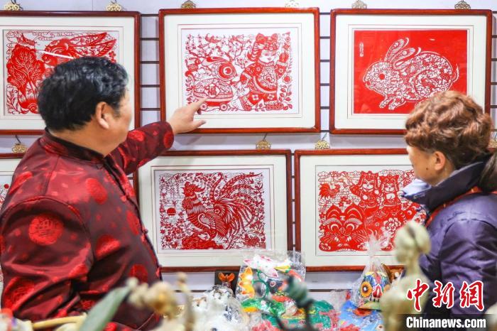 南京首批“迎新春·文旅消费季助力消费券”覆盖的主要是当地实体书店、文创商店、剧院小店等。 泱波 摄 南京首批“迎新春·文旅消费季助力消费券”覆盖的主要是当地实体书店、文创商店、剧院小店等。 泱波 摄