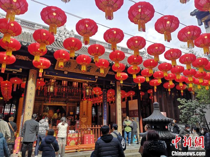 游人来上海城隍庙祈福。　范宇斌 摄