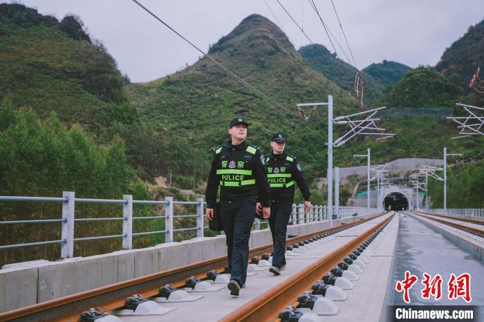 用脚步丈量安全探访贵南高铁“守隧人”
