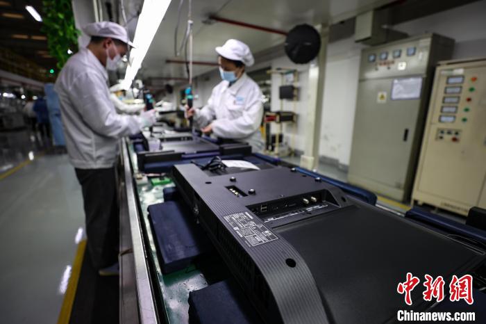 图为贵阳海信的生产车间内，工人在生产线上生产一款出口日本的电视产品。　瞿宏伦 摄