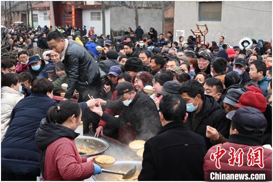 图为苏秦村千人同吃大锅菜。　张春光 摄