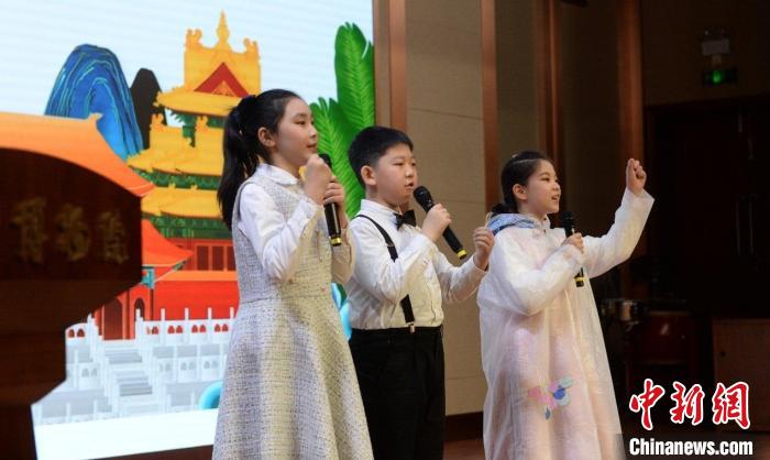 北京市东城区少年宫的同学们正在讲述 周维海 摄
