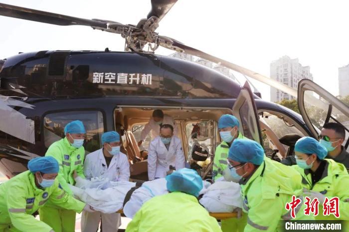 医护人员转移患者。　天台县人民医院供图