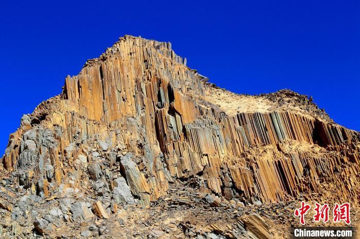 青海：2.2亿年前火山岩柱状节理群渐成旅游“打卡地”