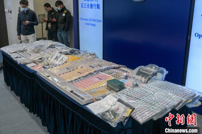 香港警方展示的涉案证物。　陈永诺 摄