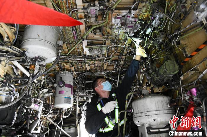图为机下机械员在进行飞机主轮舱核心部位的详细油液渗漏的检查。　蒋雪林 摄