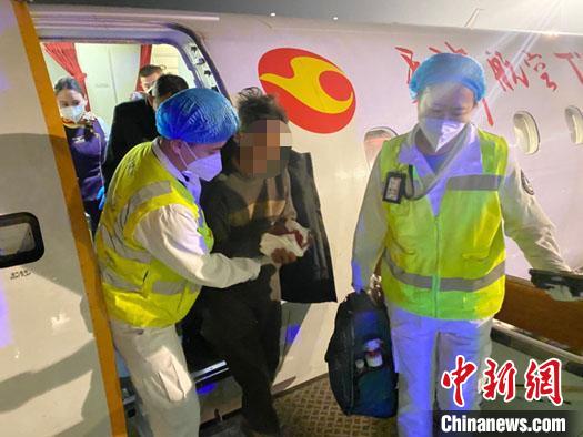 天津航空保障受伤乘客优先下机。