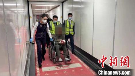 天津航空上演“平凡英雄”，为受伤乘客争取了宝贵的救治时间。