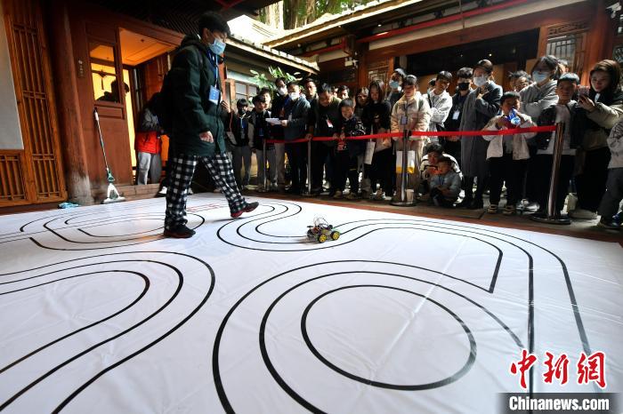 两岸青年在榕角逐工业机器人交流竞赛