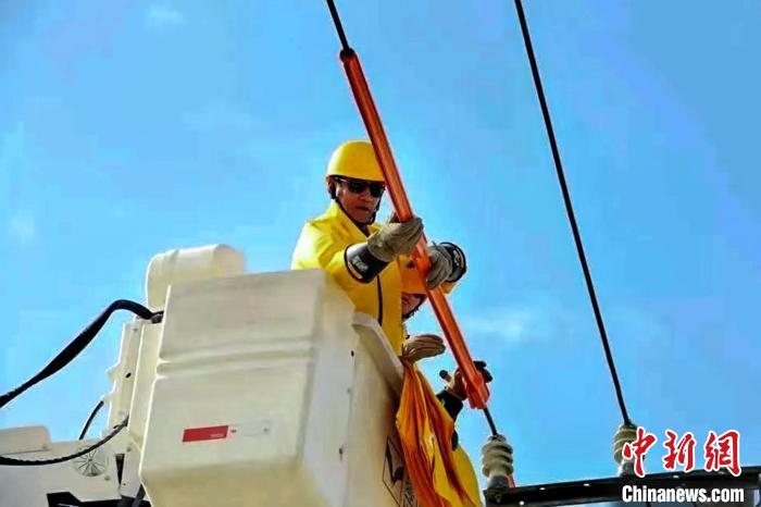 图为扎西尼玛进行电力抢修作业。 受访者供图 图为扎西尼玛进行电力抢修作业。 受访者供图