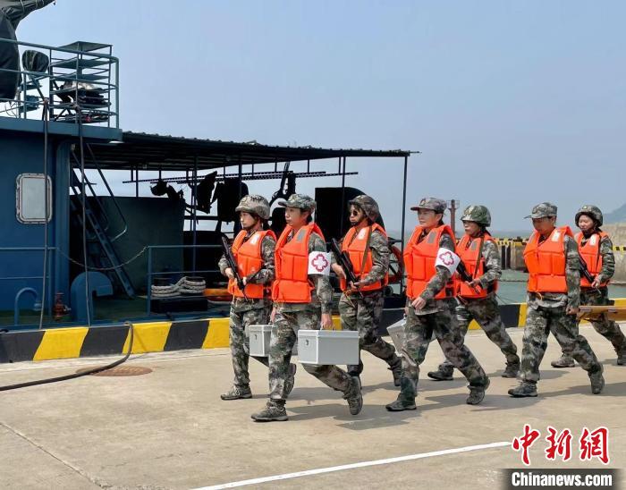 广东汕头南澳县女子民兵连参加海上综合救援演练。 林大森 摄 广东汕头南澳县女子民兵连参加海上综合救援演练。 林大森 摄